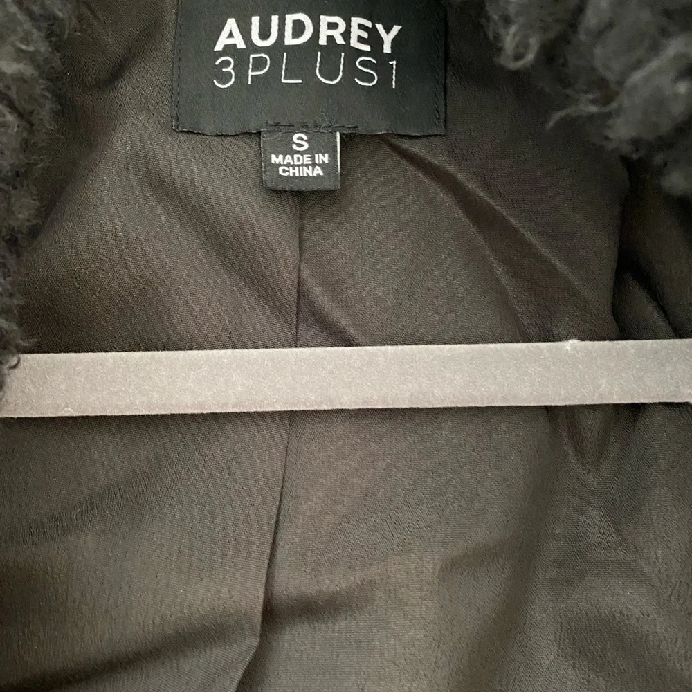 Drape Front Sherpa Coat. Size Small. - Picture 6 of 6